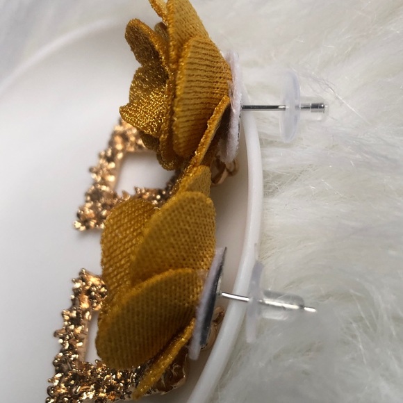 Statement floral & faux gold drop earrings - Picture 5 of 7